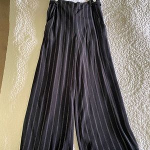 Size Small Super Cute Flowy Navy Aritzia Pants!